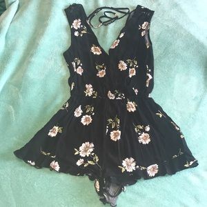 🍍🌺 Black floral romper
